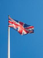 Storbritanniens flagga över blå himmel foto