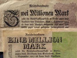 eine und zwei million mark one and two million mark notes foto