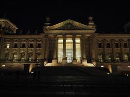 Bundestag -parlamentet i Berlin på natten foto