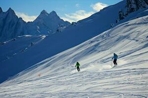 alpina skidåkare omfamning de fantastisk snöig bakgrund av de berg räckvidd ai genererad foto