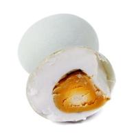 saltat ägg isolerat på en vit bakgrund