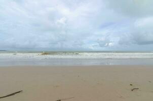 tropisk vit sand slät strand med lugna hav hav och soluppgång klar blå himmel bakgrund.tropisk vit sand strand strand med blå himmel och vit moln bakgrund foto