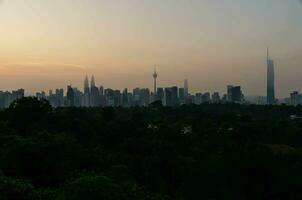 antenn landskap se av kuala lumpur stad horisont med många skyskrapa höghus byggnad skyskrapor i de central företag distrikt av malaysia.stad horisont med skyskrapa byggnad foto