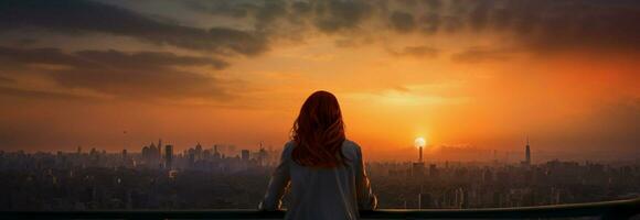 urban ensamhet en kvinna finner fred tittar på de solnedgång över skyskrapor ai genererad foto