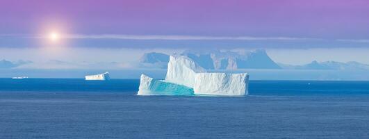 isberg sett från kryssning fartyg semester nära Grönland kust i arktisk cirkel nära ilulissat disko bukt foto