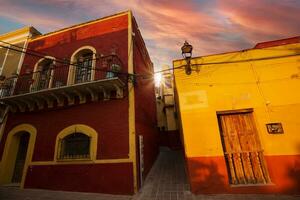 guanajuato, mexico, färgglada koloniala gator och arkitektur i guanajuatos historiska centrum foto
