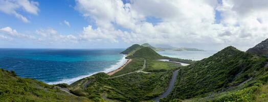 panorama- se på timothy kulle se upp av helgon kitts och nevis karibiska ö på kryssning semester foto