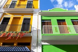 puerto rico färgrik kolonial arkitektur i historisk stad Centrum foto