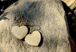 elegant handgjort harts Smycken, epoxi harts hjärtformade örhängen foto