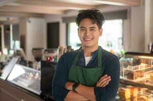 ett asiatisk man entreprenör eller Barista arbetssätt i modern kaffe affär , begrepp små företag foto