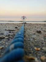 båt bunden med rep på de strand foto