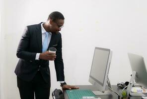 ung afrikansk amerikan företag man arbetssätt på modern kontor med dator foto