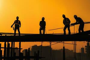 konstruktion arbetare i silhuett arbetssätt på hög stiga byggnad ai genererad foto