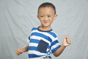 asiatisk pojke leende, skrattande, Lycklig foto