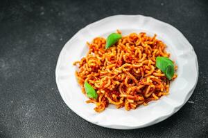 bolognese pasta sedanini rigati tomat sås friska äter matlagning aptitretare måltid mat mellanmål på de tabell kopia Plats foto