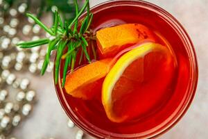 funderade vin jul cocktail citrus- och rosmarin traditionell dryck ny år Semester aptitretare måltid mat på de tabell kopia Plats mat bakgrund rustik topp se foto