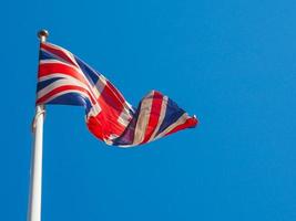 Storbritanniens flagga över blå himmel foto