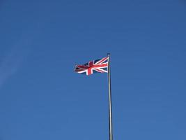 Storbritanniens flagga över blå himmel foto