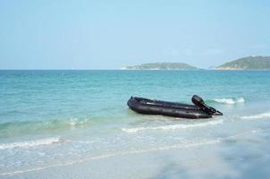 uppblåsbar motorbåt på stranden foto