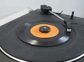 vinylskiva på skivspelare foto
