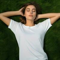 ai genererad flicka koppla av i sömn placera på de gräs bär tom vit t - skjorta, sommar tid foto