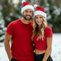 ai genererad en skön par, både är bär röd t-tröjor och santa jul hattar foto
