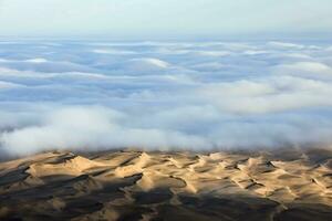 ett antenn se över de omfattande sand sanddyner den där göra upp de bra sand hav i Namibia. foto