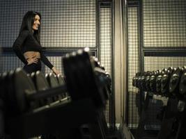 fitness brunett flicka i svarta sportkläder foto
