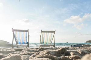 sommarsemester solstolar på tropisk strand foto