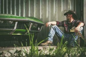 cowboy sittplatser Nästa till hans amerikan klassisk bil foto