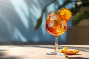 aperol spritz sommar dryck i glas med skuggor, tropisk bakgrund. generativ ai foto