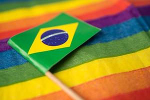 brasilianska flaggan med regnbågsbakgrund, lgbt -symbol foto