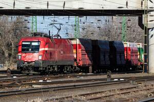 oebb österrikiska järnvägar. internationell tåg transport. frakt frakt vagn på tåg station. global transport och frakt. foto