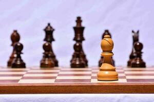 tabell med schack bitar foto