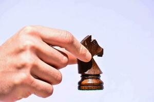 hand innehav en schack bit foto