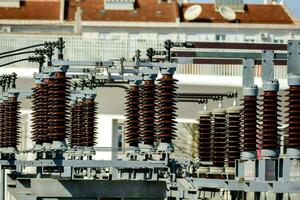 en grupp av elektrisk transformatorer är visad i främre av en byggnad foto