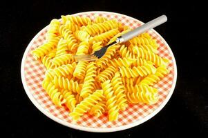 en pasta tallrik på svart bakgrund foto