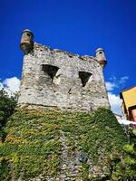 Foto av en medeltida tegel torn med tvilling torn på topp