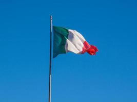 italienska flaggan över blå himmel foto