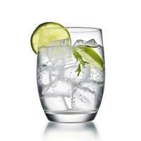 gin tonic glas av vatten med is isolerat på vit bakgrund. ai genererad foto