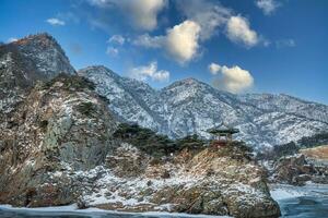 snötäckt bergen på en klar dag i vinter, söder korea. foto