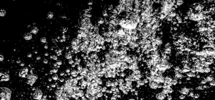 ai generativ soda vatten bubblor stänk under vattnet mot svart bakgrund. foto