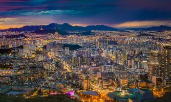 seoul stad horisont och stadens centrum och skyskrapa se av seoul på natt är de bäst se och skön av söder korea. foto