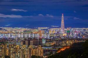 seoul stad horisont och stadens centrum och skyskrapa på natt är de bäst se och skön av söder korea. foto