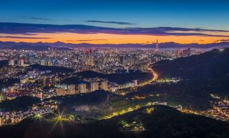 seoul stad horisont och stadens centrum och skyskrapa på natt är de bäst se och skön av söder korea på namhansanseong berg. foto