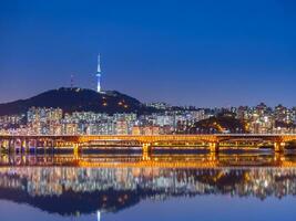 seoul stad horisont och skyskrapa i och han flod, söder korea. foto