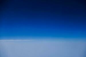 vit dimma under en mycket djup blå himmel under en flyg in i de semester foto