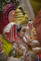 en skön idol av herre ganpati på visa på en verkstad Indien för de festival av ganesh chaturthi foto