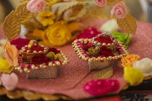 bröllop ringar i bröllop ceremoni, indisk bröllop ringar i ett öppen låda på traditionell stil krans. foto