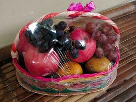 frukt paket, flera typer av frukt anordnad tillsammans i en korg foto